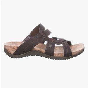 BearPaw Kai Wide II Sandals